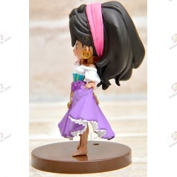 Disney characters QPOSKET Petit: Les Cloches de Notre Dame Esmeralda profil gauche socle